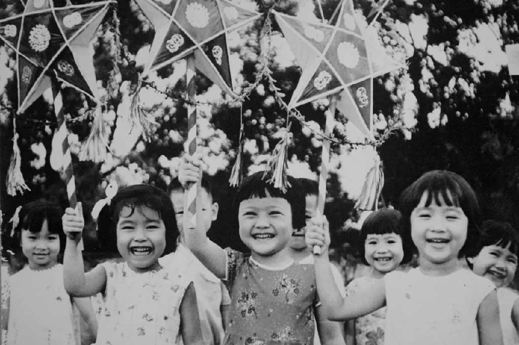 Trẻ em rước đèn ngày xưa